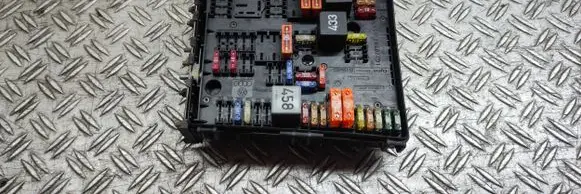 Volkswagen Touran I Fuse module
