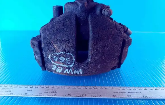 Volkswagen PASSAT B6 Front brake caliper