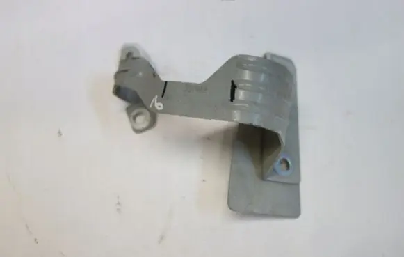 Ford Mondeo MK V Fender mounting bracket F16AA091