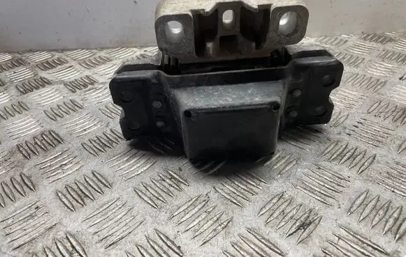 Volkswagen Golf V Engine mount bracket