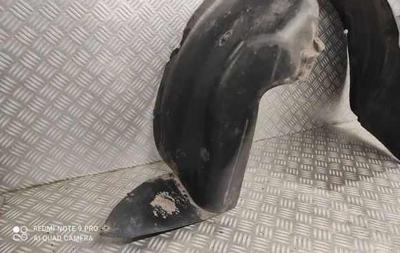 Front wheel arch liner splash guards
