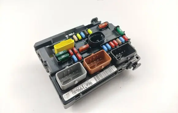 Peugeot 207 Fuse module 9667199680