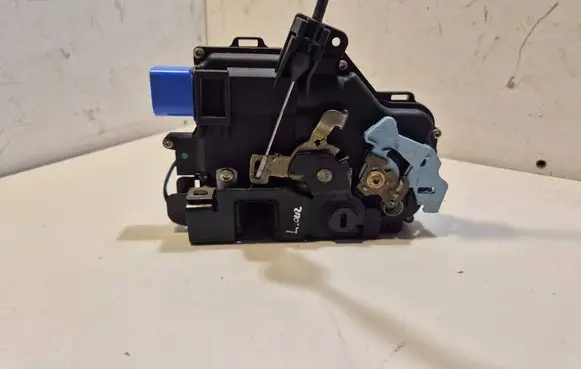 Skoda Octavia Mk2 (1Z) Rear door lock 7L0839016