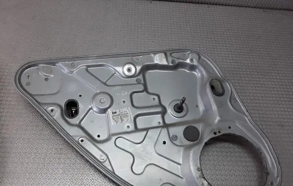 Rear door manual window regulator