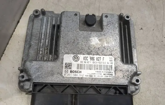 Volkswagen Touran II Engine control unit/module 03C906027F 0261S04347