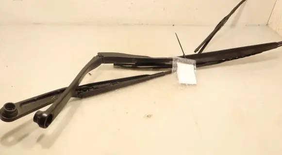 Nissan Juke I F15 Front wiper blade arm