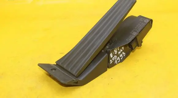 BMW 1 E81 E87 Accelerator throttle pedal 6770935