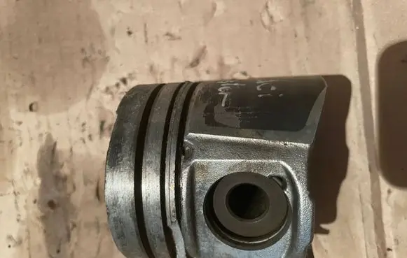 Renault Master II Piston 