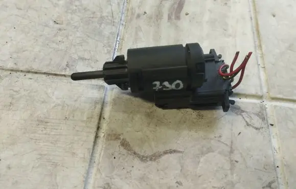 Volkswagen Phaeton Brake pedal sensor switch 3B0945511A 19322007