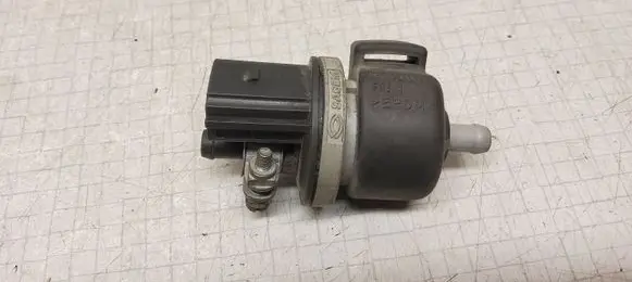 Volkswagen PASSAT B6 Vacuum valve 06D133517B