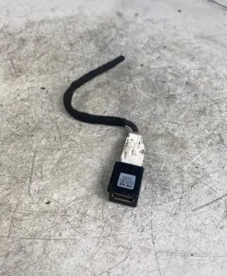 Volkswagen Golf VII USB socket connector 5Q0035726B 13926A 5Q0035726