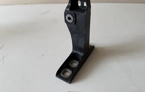 Audi Q7 4M Front bumper mounting bracket 4M0807333