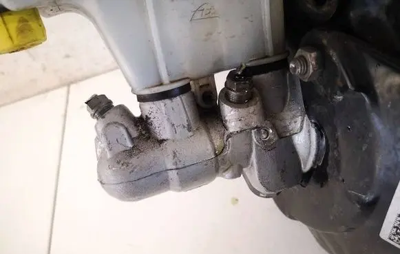 Seat Leon (5F) Master brake cylinder 1K0945459A 5N0945459A