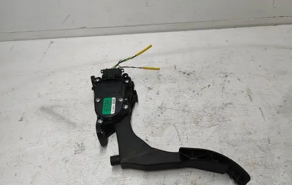 Accelerator throttle pedal