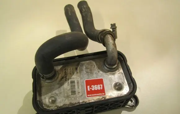 Volvo XC90 Engine oil radiator 8677973