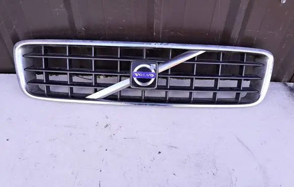 Front bumper upper radiator grill