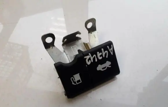 Nissan Qashqai Engine bonnet (hood) release handle