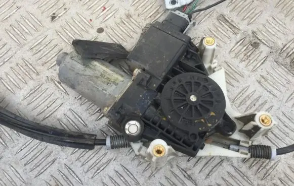 Mitsubishi Carisma Rear door window regulator motor 193764100 114845-301