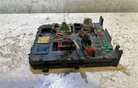 Citroen C5 Fuse module 281197595