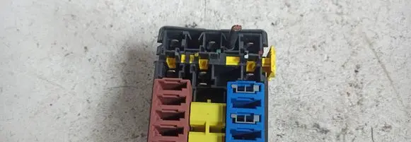 Mazda MPV II LW Relay mounting block 123123