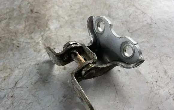 Toyota Land Cruiser (J120) Rear door upper hinge