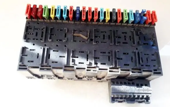 Volkswagen Golf III Fuse box set 357937039