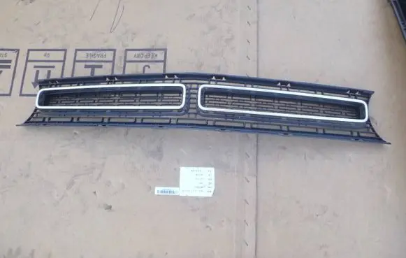 Dodge Challenger Front bumper upper radiator grill 9403971 K3340
