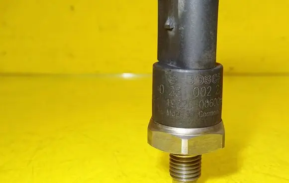 Mercedes-Benz C W203 Fuel pressure sensor 0281002239