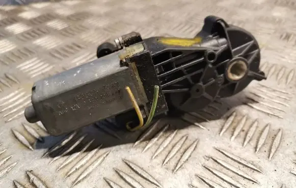 Mercedes-Benz C W204 Seat adjustment motor 0390203277