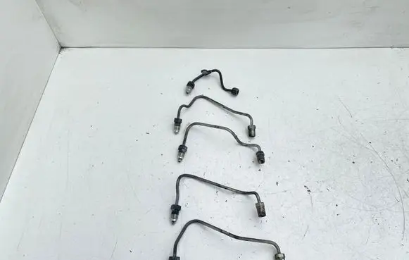 Toyota Avensis T220 Fuel injector supply line/pipe 