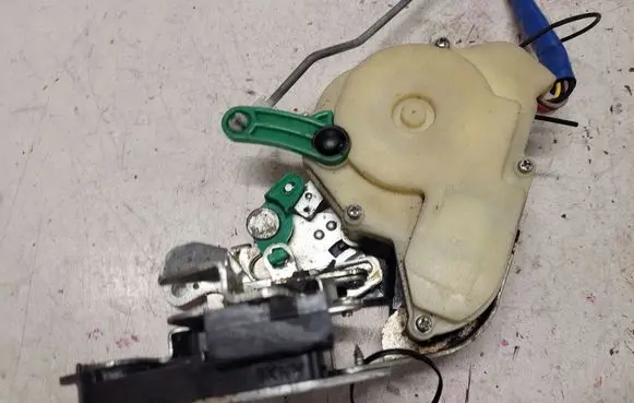 KIA Sorento Front door lock