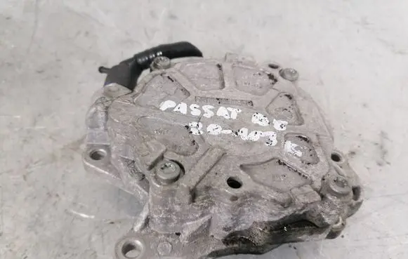 Volkswagen PASSAT B6 Vacuum pump 03L145100F