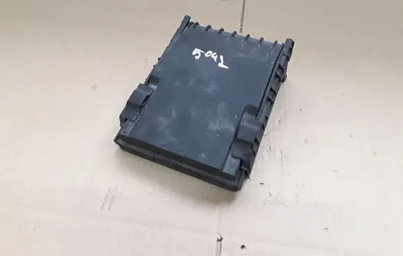 Volkswagen PASSAT B7 Fuse box cover 1K0937132F 1K0937132G