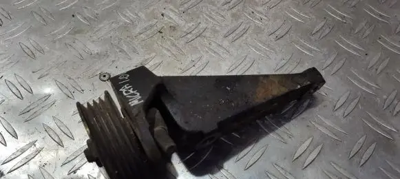 Nissan Micra Engine mounting bracket