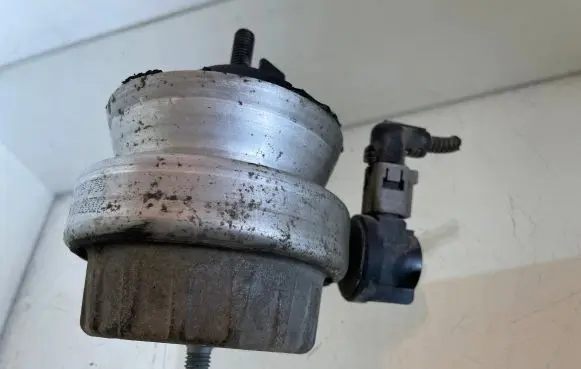 Audi A6 S6 C6 4F Engine mount bracket 4F0199379G 0223312