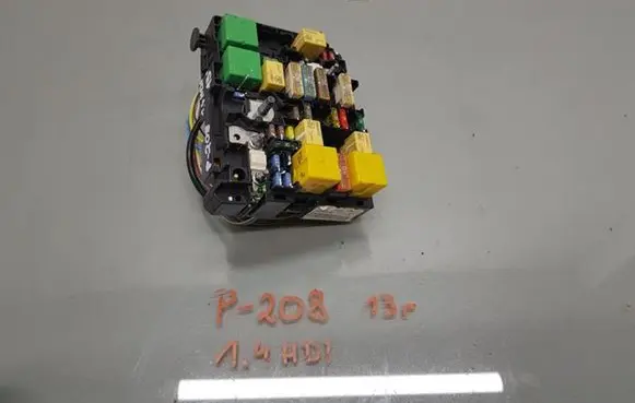 Peugeot 208 Fuse box set 452583604