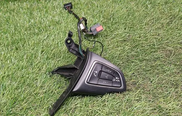 Steering wheel buttons/switches