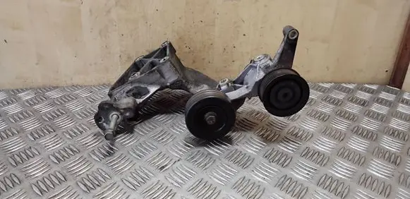Hyundai ix35 Generator/alternator bracket 