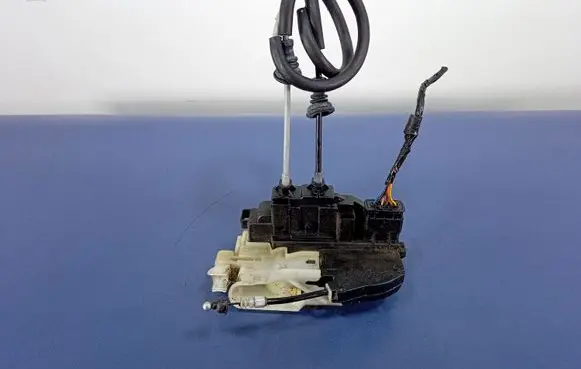 Hyundai Sonata Front door lock 31320-3K011
