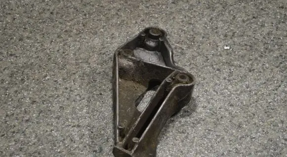 BMW 5 E34 Engine mounting bracket 1133363