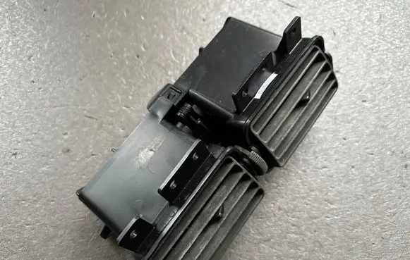 Nissan Patrol Y61 Dash center air vent grill 68750VB000