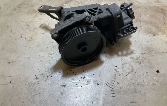 Mercedes-Benz Sprinter W906 Power steering pump A0064667801