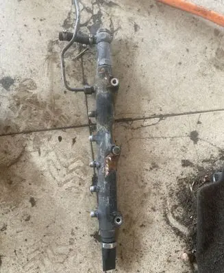 Volvo S60 Fuel distributor 
