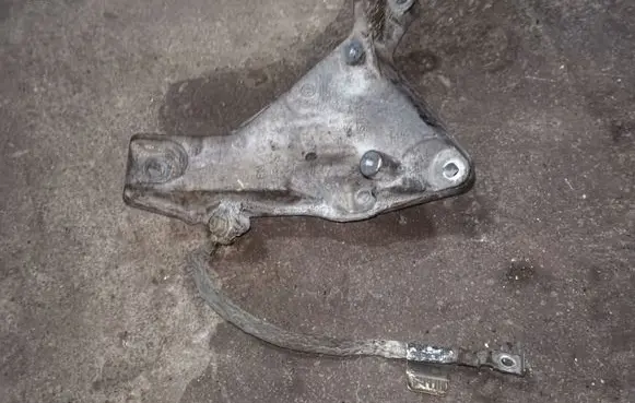 BMW 1 E81 E87 Engine mounting bracket 22116760309