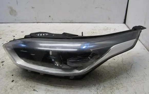 KIA Ceed Headlight/headlamp 92101J7060