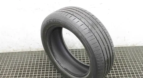 Jeep Cherokee R18 summer tire 22555R18
