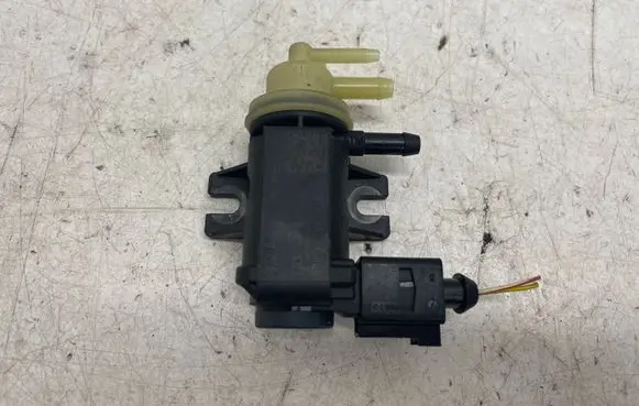 Audi Q3 F3 Turbo air boost pressure sensor 04L131051AL