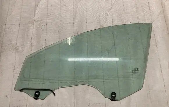 Renault Latitude (L70) Front door window glass four-door