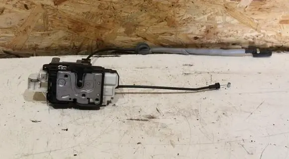 Volvo V40 Front door lock 31391825