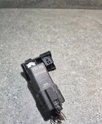 Volkswagen Golf VI Glow plug pre-heat relay 038907281D